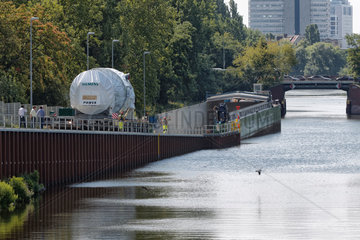 Berlin  Deutschland  Tieflader transportiert eine Siemens Gasturbine zum BEHALA-Schwergutshuttle