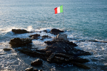 Genua  Italien  italienische Flagge am Mittelmeer