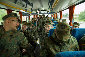 Illkirch-Grafenstaden  Frankreich  Soldaten des JgBtl 291 auf dem Weg zu einer Uebungseinheit