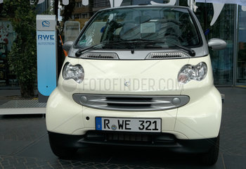 Berlin  Deutschland  ein Smart Kleinwagen an einer Ladestation von RWE Autostrom