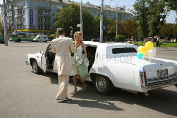 Gomel  Weissrussland  Hochzeitsgaeste steigen aus einer angemieteten Limousine