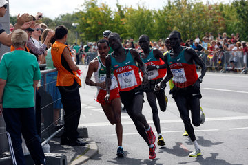 Berlin  Deutschland  Spitzengruppe mit dem Gewinner Abel Kirui beim Marathon