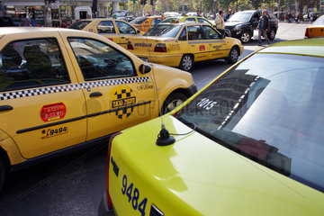 Bukarest  Rumaenien  Taxistand im Zentrum von Bukarest