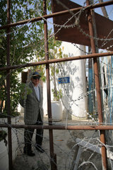 Nikosia  Zypern  ein alter Mann im griechischen Teil der Stadt gesehen aus der UN-Pufferzone