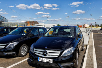 Berlin  Deutschland  car2go black Autos auf dem Parkdeck des Parkhauses am Bahnhof Suedkreuz