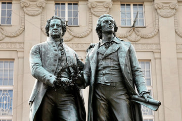 Weimar  Deutschland  das Goethe-Schiller-Denkmal auf dem Theaterplatz