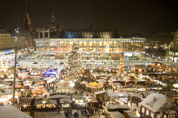 Dresden  Deutschland  Blick auf den Striezelmarkt