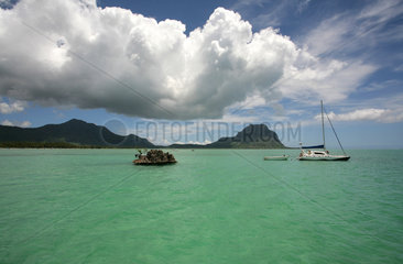 La Gaulette  Mauritius  ein Segelschiff ankert vor den Benitiers Islands