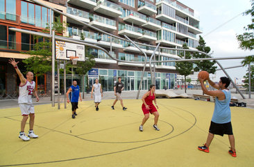 Hamburg  Deutschland  junge Leute spielen Basketball in der HafenCity