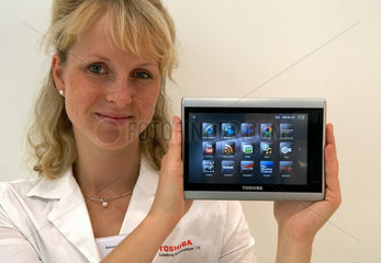Berlin  Deutschland  Toshiba praesentiert den Multimedia Tablet PC Journ.E Touch auf der IFA 2009