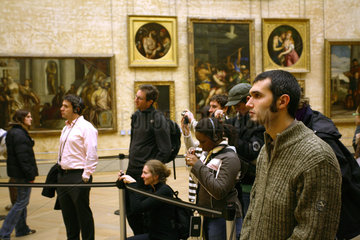 Paris  Frankreich  Besucher im Louvre