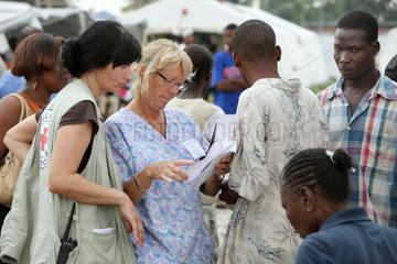Carrefour  Haiti  zwei DRK Delegierte besprechen sich im Field Hospital
