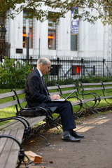 New York City  USA  Broker mit Laptop im Park