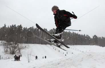 Berlin  Deutschland  Junge faehrt Ski im verschneiten Grunewald