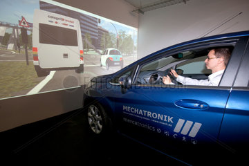 Duisburg  Deutschland  Fahrzeugsimulator fuer die Entwicklung von Elektroautos