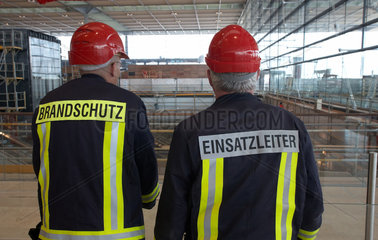 Schoenefeld  Deutschland  Mitarbeiter des Sicherheitspersonals vom Brandschutz im Terminal des Flughafens Berlin Brandenburg