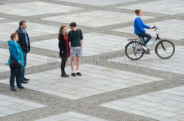 Berlin  Deutschland  Menschen auf einem Platz