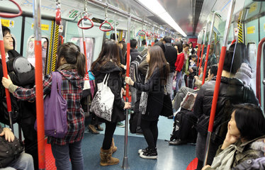 Hong Kong  China  Menschen in einer U-Bahn