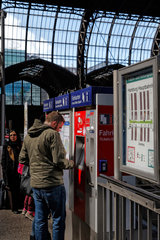 Hamburg  Deutschland  Reisender an einem Fahrkartenautomaten im Hamburger Hauptbahnhof