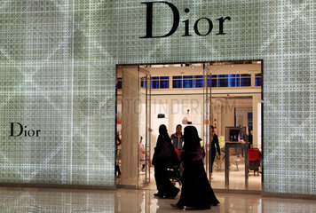 Dubai  Vereinigte Arabische Emirate  Frauen laufen an einer Filiale von Christian Dior vorbei