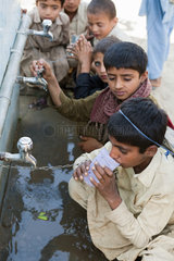 Usman Kurea  Pakistan  Kinder trinken von einem Trinkwassertank