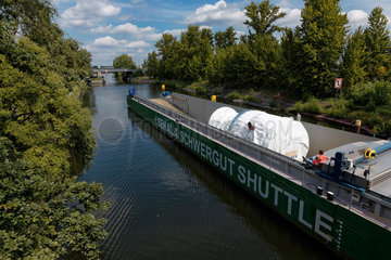 Berlin  Deutschland  eine Siemens Gasturbine auf dem BEHALA-Schwergutshuttle