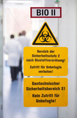 Hilden  Deutschland  Warnhinweis vor Biogefahr an einer Glastuer zum Labor