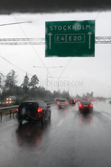 Stockholm  Schweden  Regen und dichter Verkehr auf der Autobahn kurz vor Stockholm