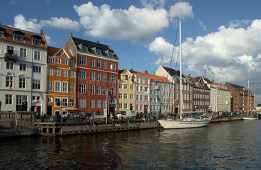 Kopenhagen  Daenemark  farbige Buergerhaeuser am Nyhavn