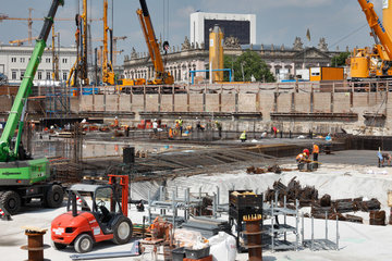 Berlin  Deutschland  Bauarbeiter an der Fundamentplatte fuer das Berliner Schloss