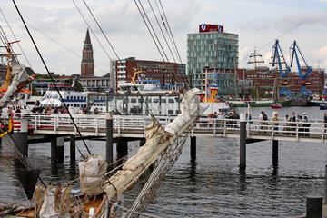 Kiel  maritimes Treiben im Kieler Hafenbecken an der Hoern