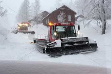Krippenbrunn  Oesterreich  Schneeraupen praeparieren bei Schneefall eine Skipiste