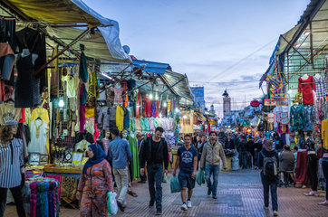 Rabat  Marokko  Menschen auf einem Markt in der Altstadt