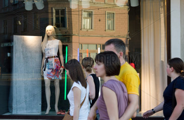 Lemberg  Polen  Passanten vor dem Schaufenster eines Modegeschaefts