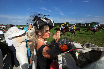 Iffezheim  Deutschland  Frau mit Hut beim Pferderennen