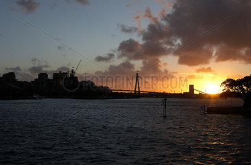 Sydney  Australien  Sonnenuntergang im Hafen von Sydney
