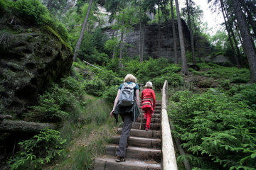 Bad Schandau  Deutschland  Mutter und Tochter erklimmen die Treppen zum Frienstein