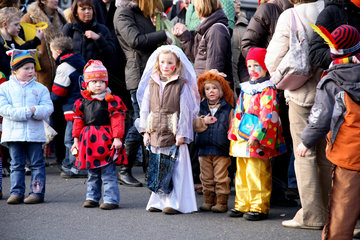 Berlin  Deutschland  Kinder schauen sich den Karnevalszug an
