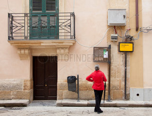 Marsala  Italien  eine Frau in der Altstadt