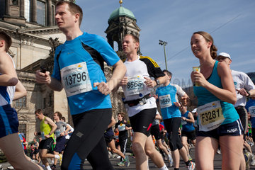 Berlin  Deutschland  Halbmarathon der Laeufer vor dem Berliner Dom