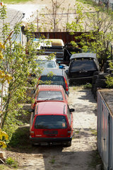 Berlin  Deutschland  kaputte Autos auf einem eingezaeunten Gelaende