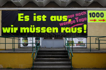 Berlin  Deutschland  Plakat fuer Schlussverkauf eines Lebensmittelgeschaefts