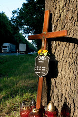 Dabrowa  Polen  Kreuz an einer Strasse erinnert an einen verunglueckten Mann