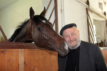 Dresden  Deutschland  Schauspieler Rolf Hoppe schmust mit einem Pferd