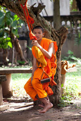 Chong Koh  Kambodscha  Moench im Hof des Wat Chong Koh