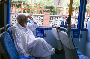 London  Grossbritannien  Islamischer Mann in einem Bus in Leyton