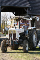 Prangendorf  ein Kind spielt auf einem Traktor
