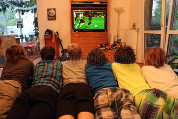 Berlin  Deutschland  Jungen schauen sich gemeinsam ein Fussballspiel im Fernsehen an