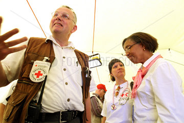 Carrefour  Haiti  Besichtigung von Michaele Gideon im Deutschen Roten Kreuz Field Hospital