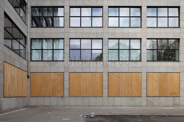 Berlin  Deutschland  Holzplatten schuetzen Schaufenster vor 1. Mai-Krawallen
